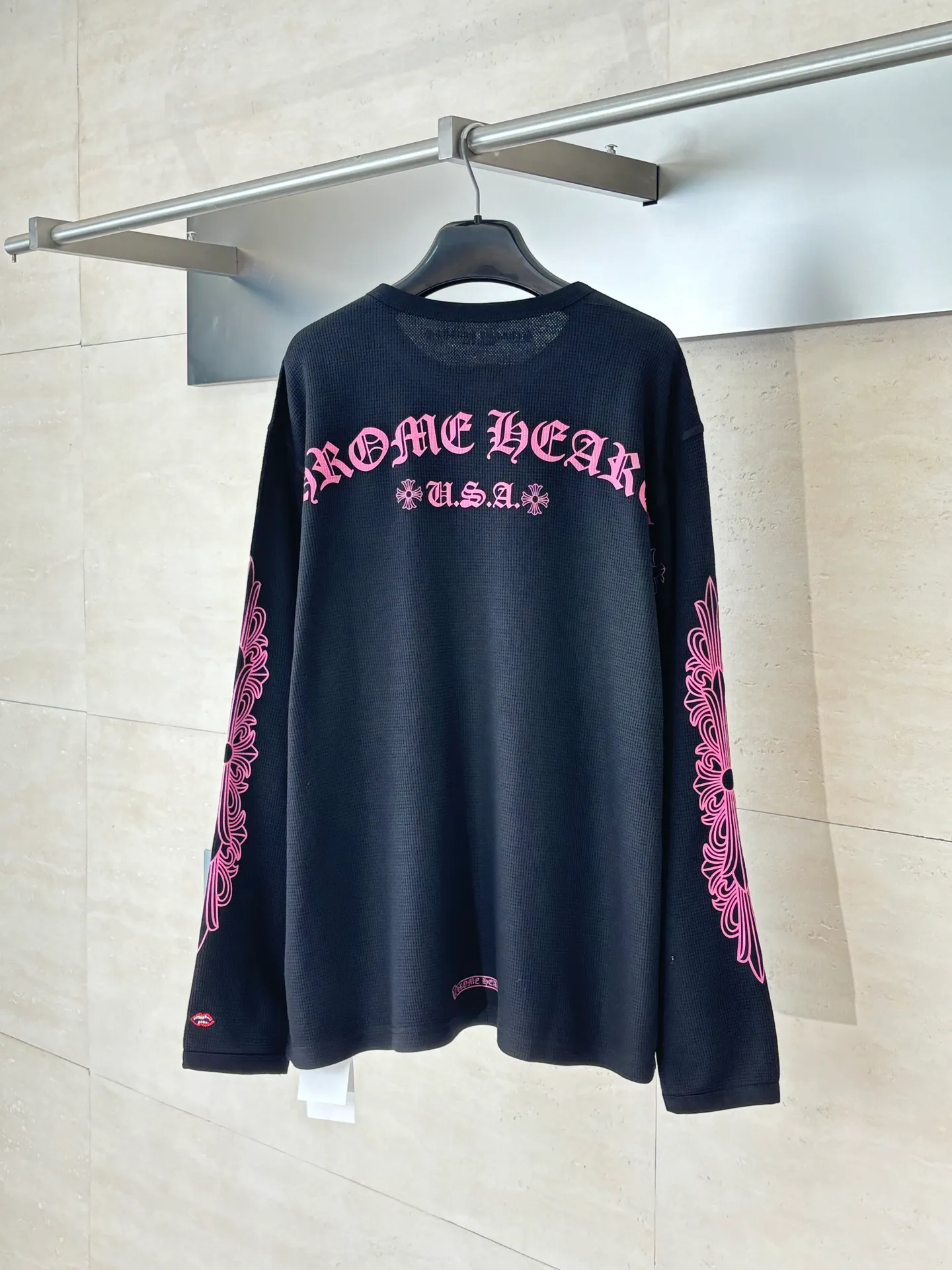 P330 Chrome Heart*/Chrome Heart USA limited CH black pink waffle. The fabric is made of 280g cotton waffle double-layer material. The printing is made of high-temperature heat transfer for garments. The embroidery is made of imported Tajima embroidery. Size: S/M/L